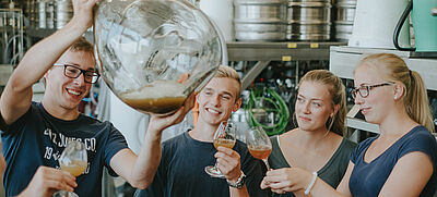 Vier Studierende bei einer Weinkontrolle im Technikum des DLR Rheinpfalz