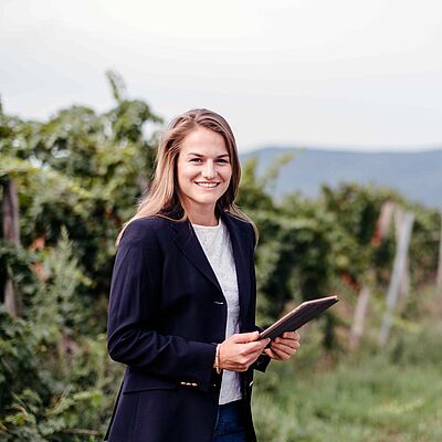 Studentin mit Tablet im Weinberg