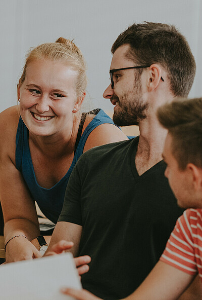 Studierende des Weincampus Neustadt tauschen sich über ein gemeinsam bearbeitetes Dokument aus